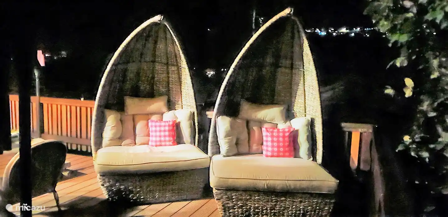  Liege- und Spielwiese mit Garten-Cheminée und zahlreichen Sitzmöglichkeiten.