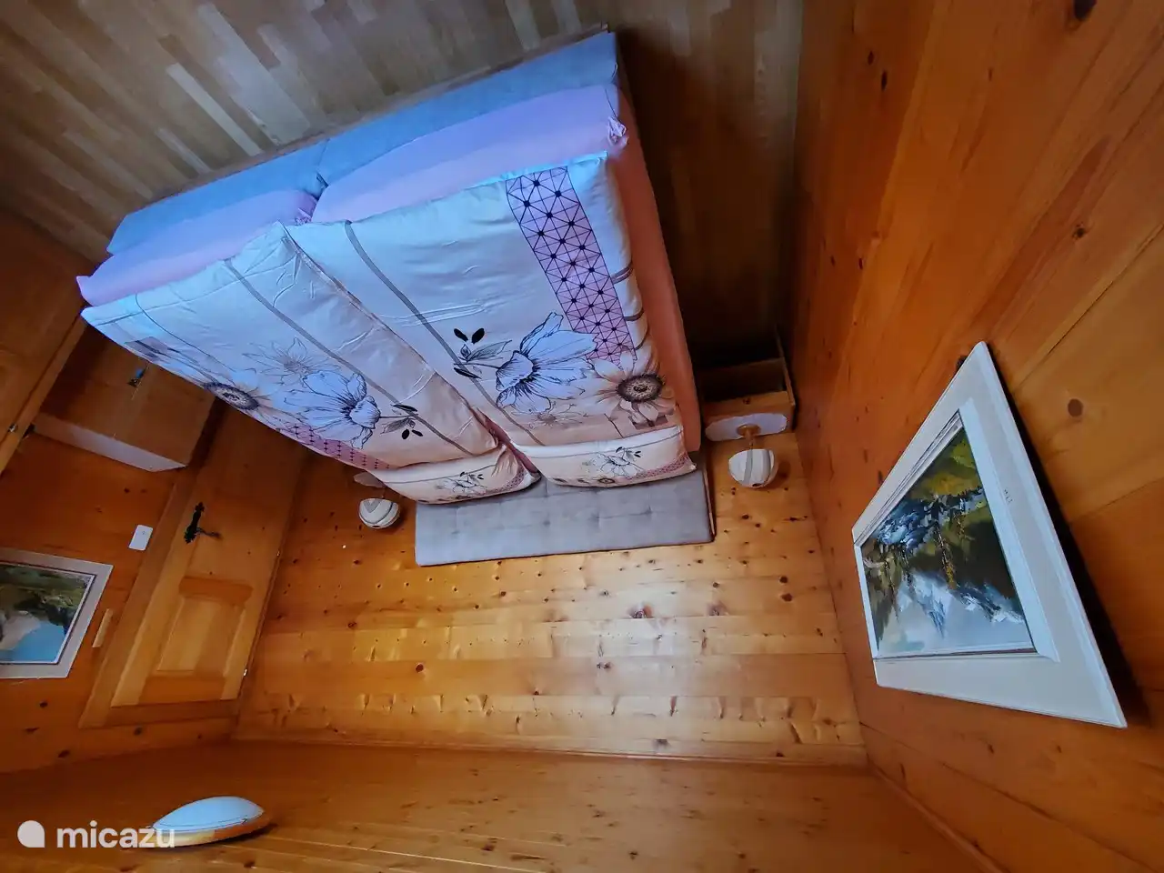 1 Zimmer mit neuem Doppel-Boxspringbett (Untere Etage)