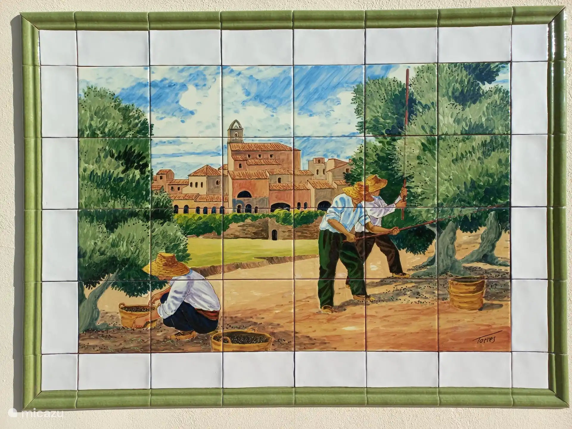 Authentische Fliesenmalerei der Olivenernte.