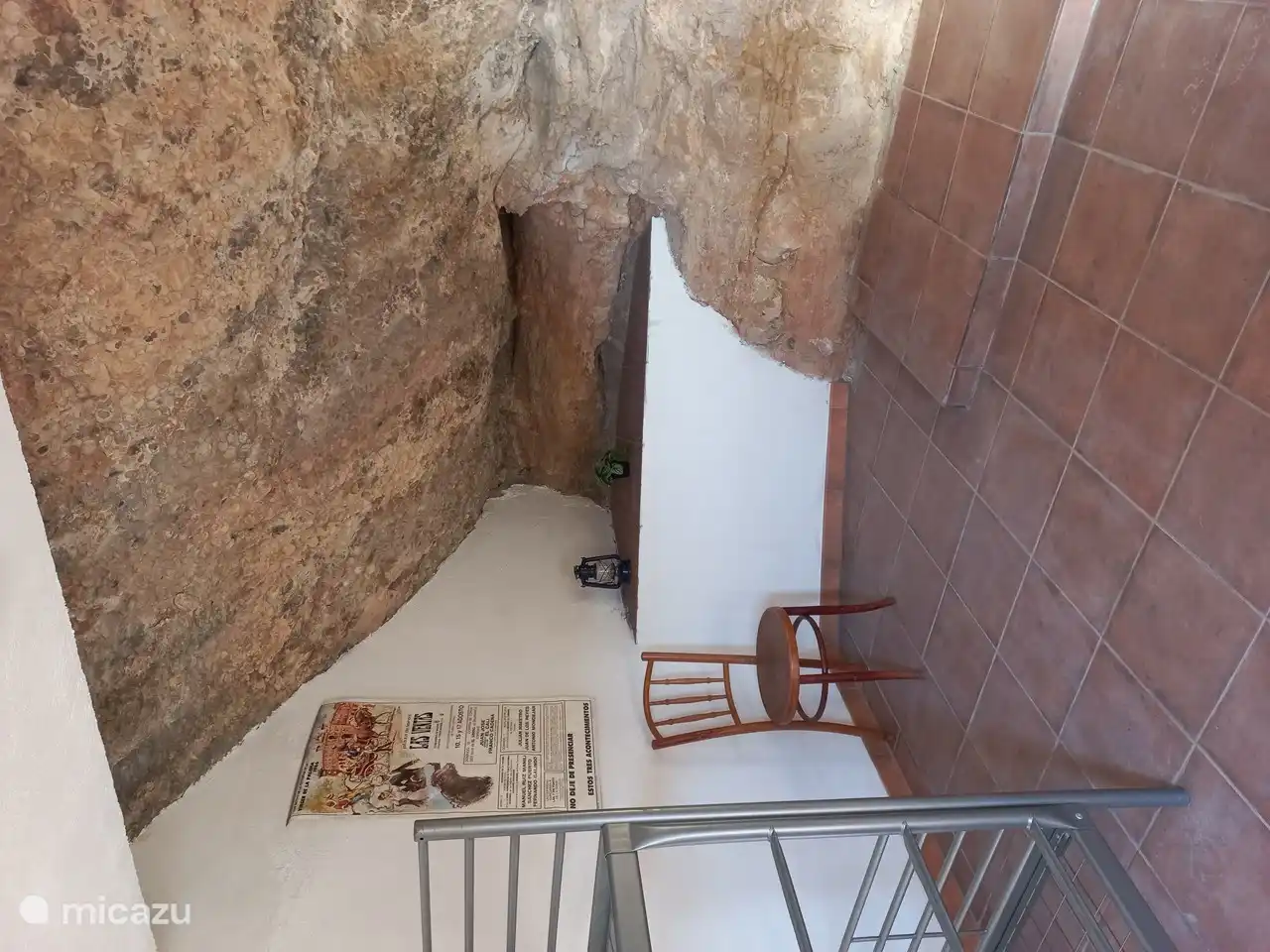 Dieses Zimmer ist an einen Felsen gebaut