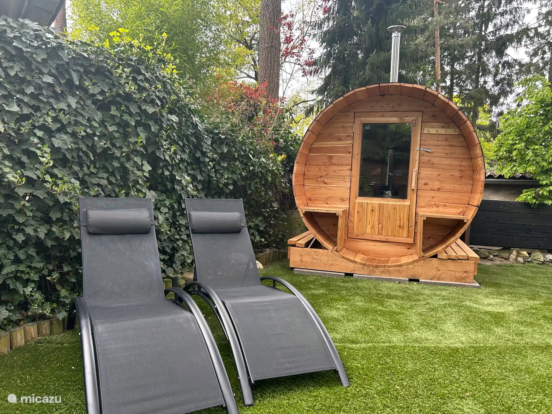 La sauna de barril en el jardín 