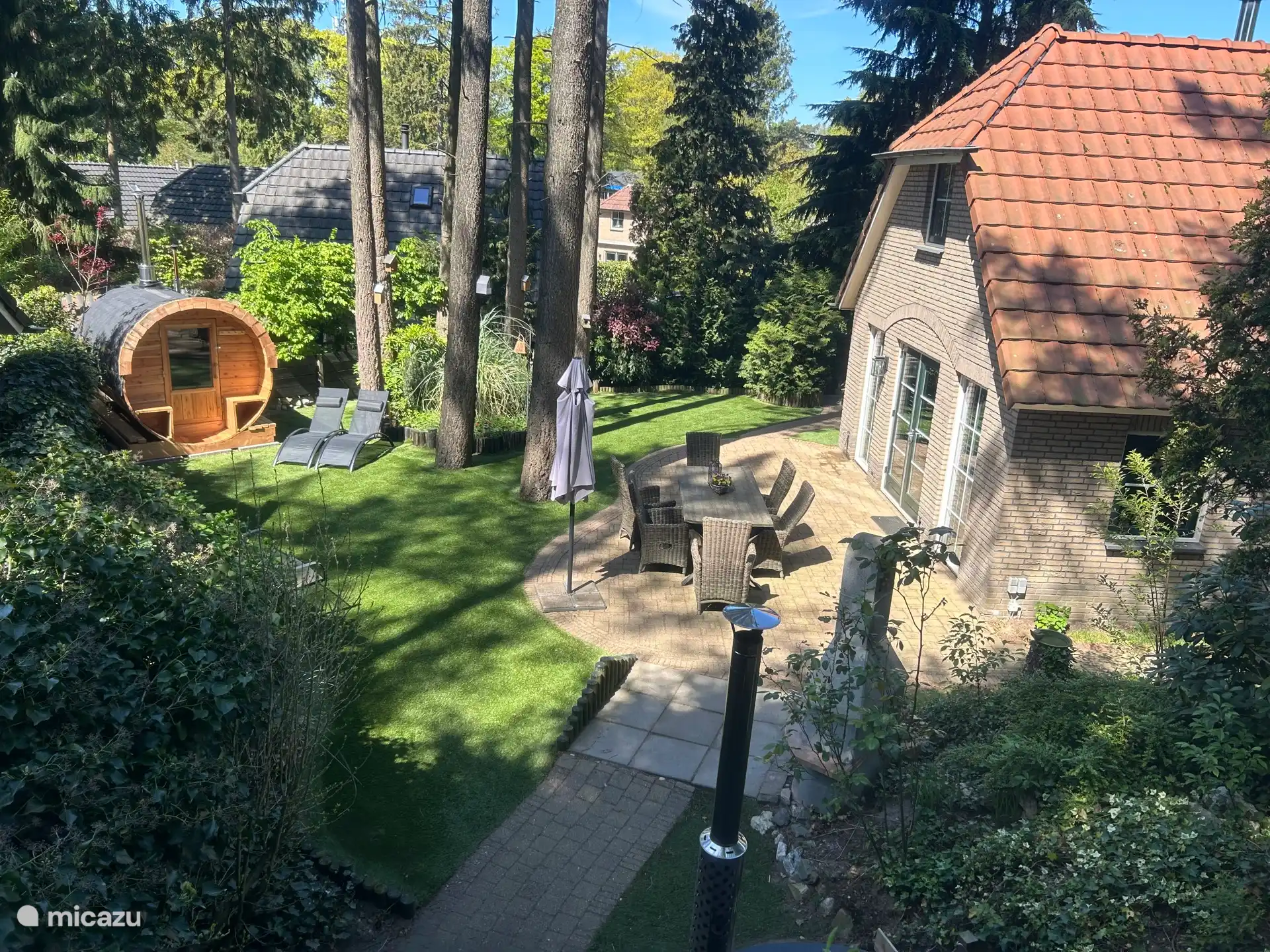 Vanuit de openslaande deuren loop je zo naar de sauna en hottub.