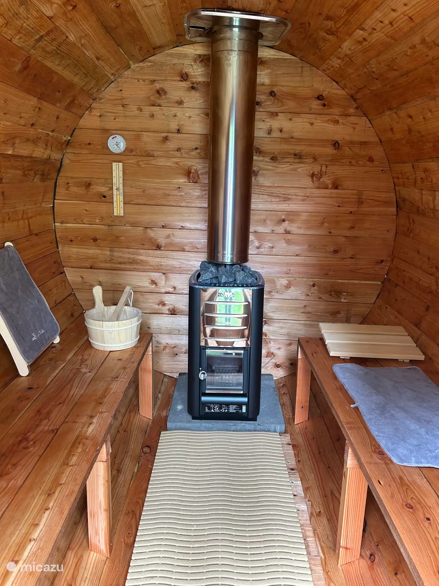 La espaciosa sauna puede alojar a 6 personas 