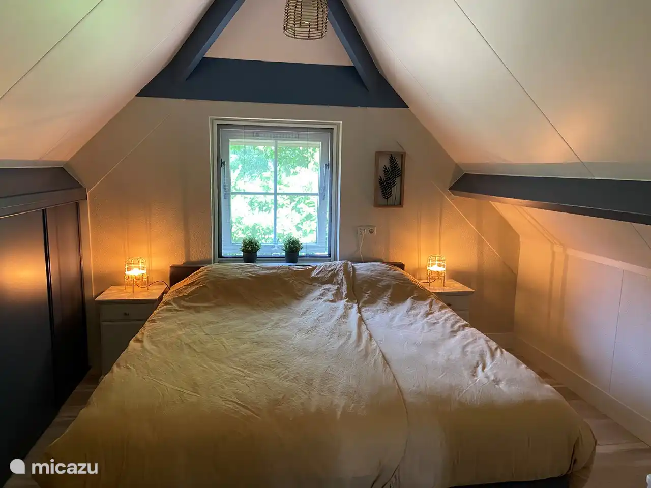 Schlafzimmer mit großem Boxspringbett