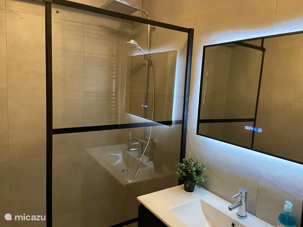 Badezimmer mit ebenerdiger Dusche