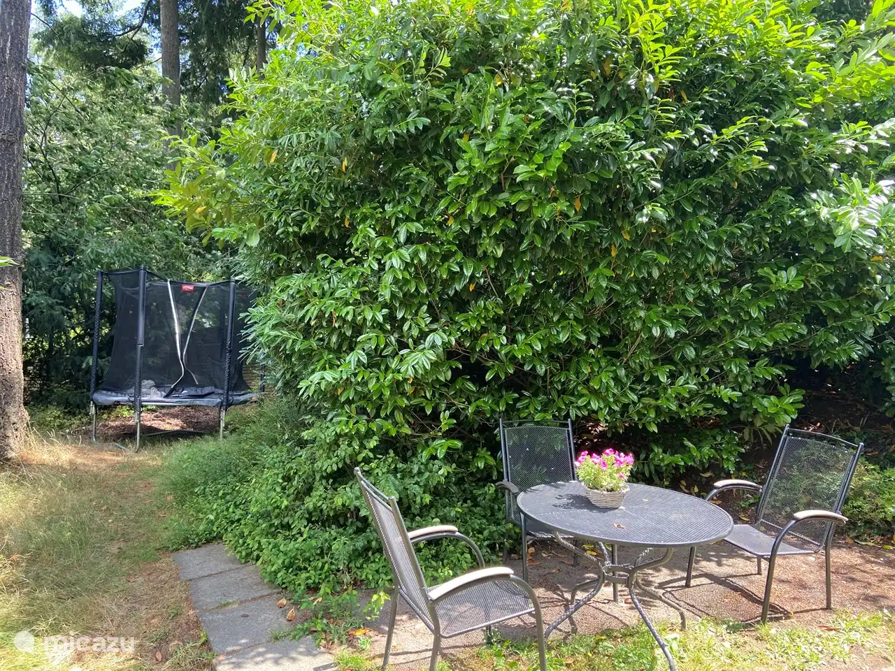 Sitzplatz hinter dem Haus