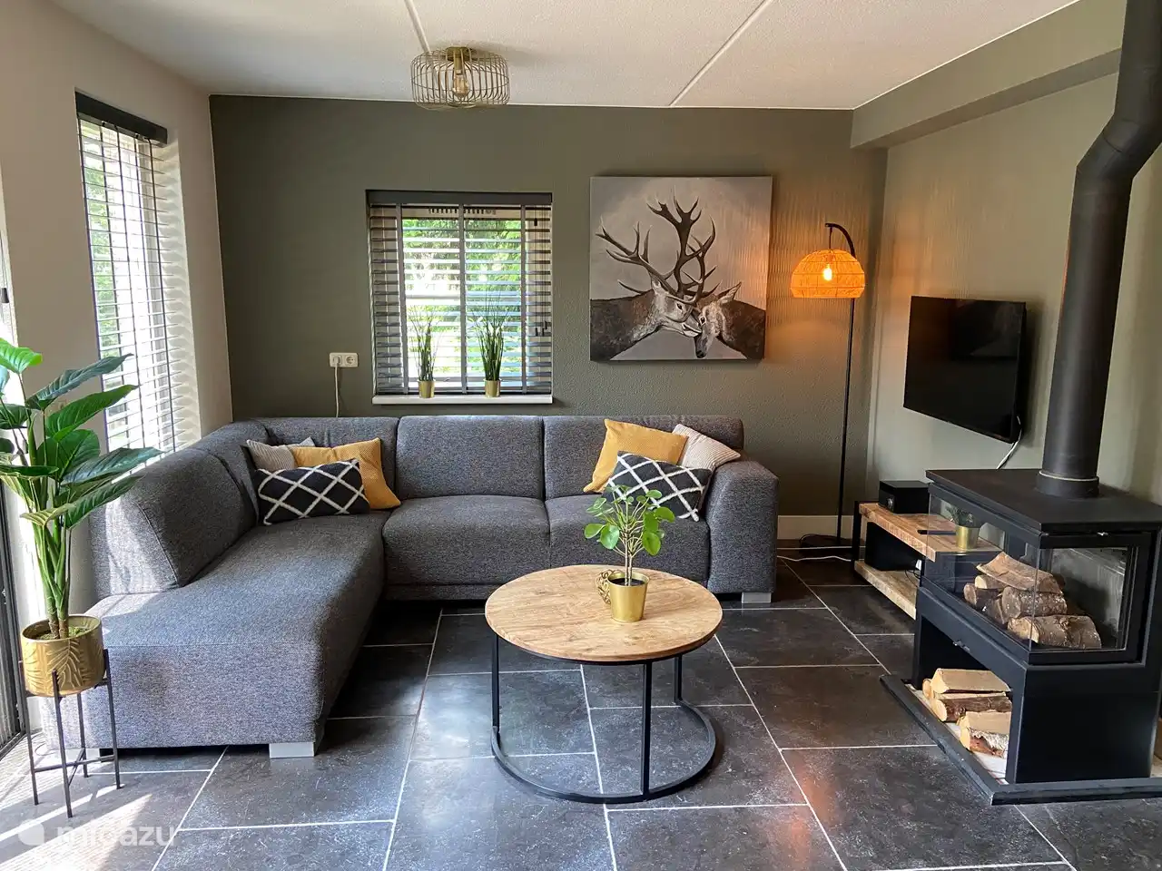 Wohnzimmer mit Holzofen