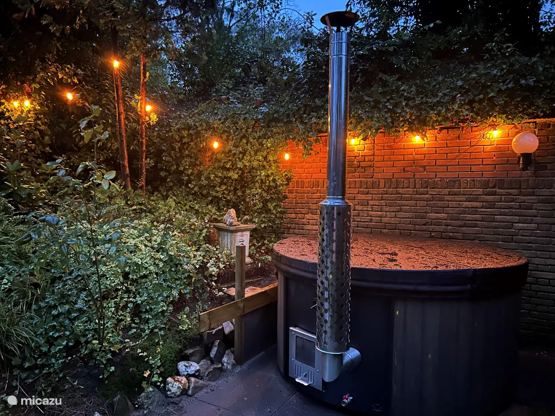 Der Whirlpool ist abends gemütlich beleuchtet