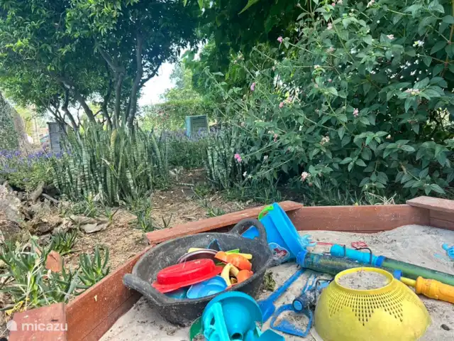 casa vacacional en Portugal, Algarve, Moncarapacho – Casa Ritmo do Mar Jardín con arenero