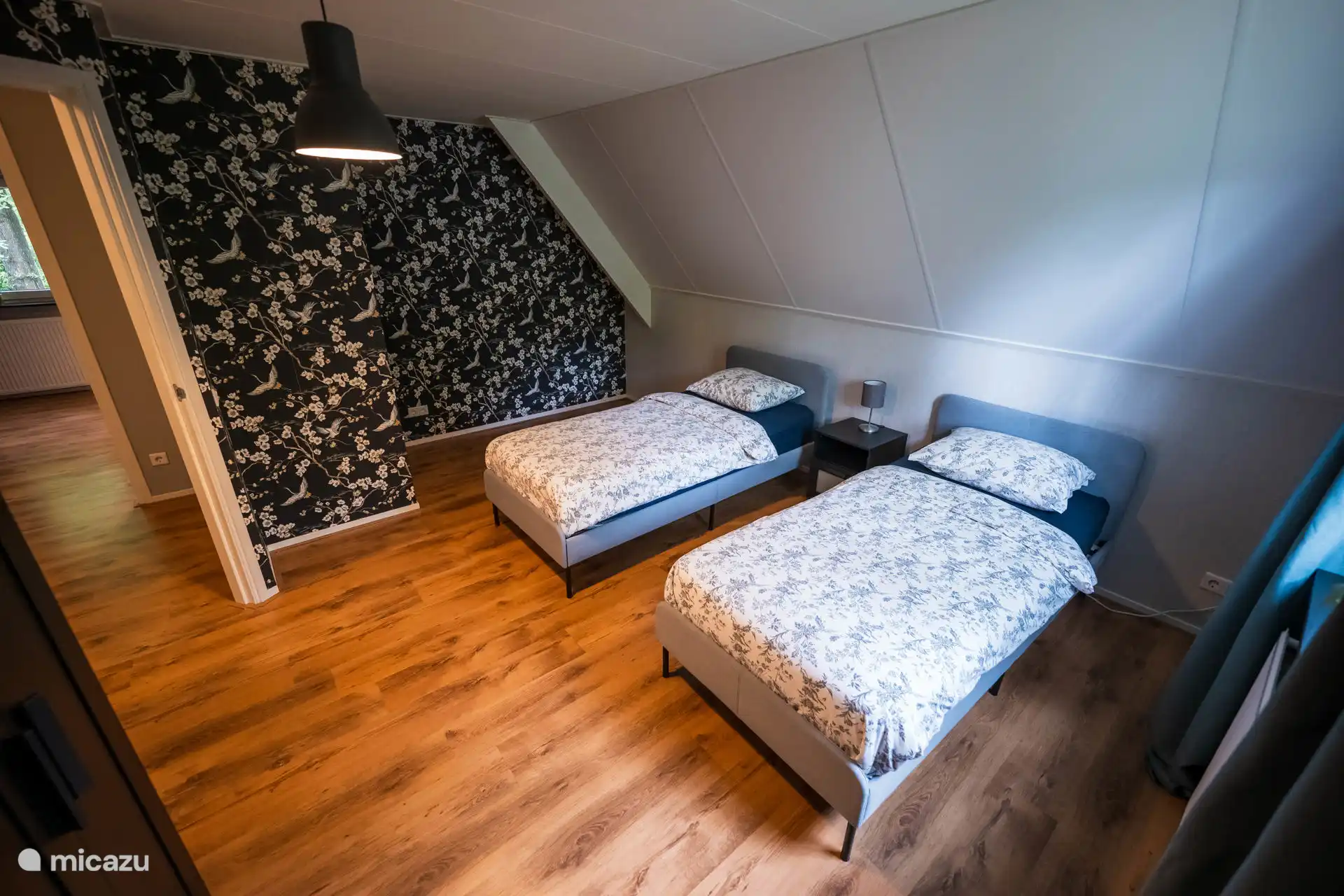 Schlafzimmer im Obergeschoss mit 2 Einzelbetten.