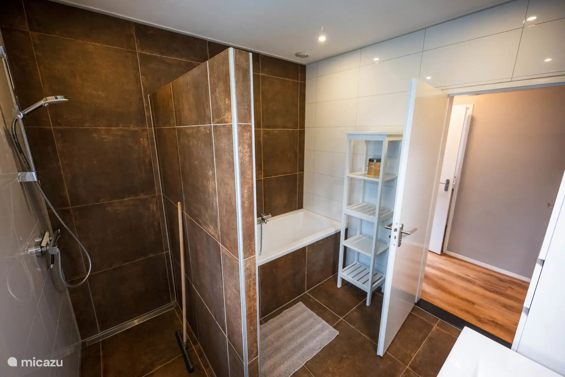 Badezimmer im Erdgeschoss (Badewanne + Dusche)