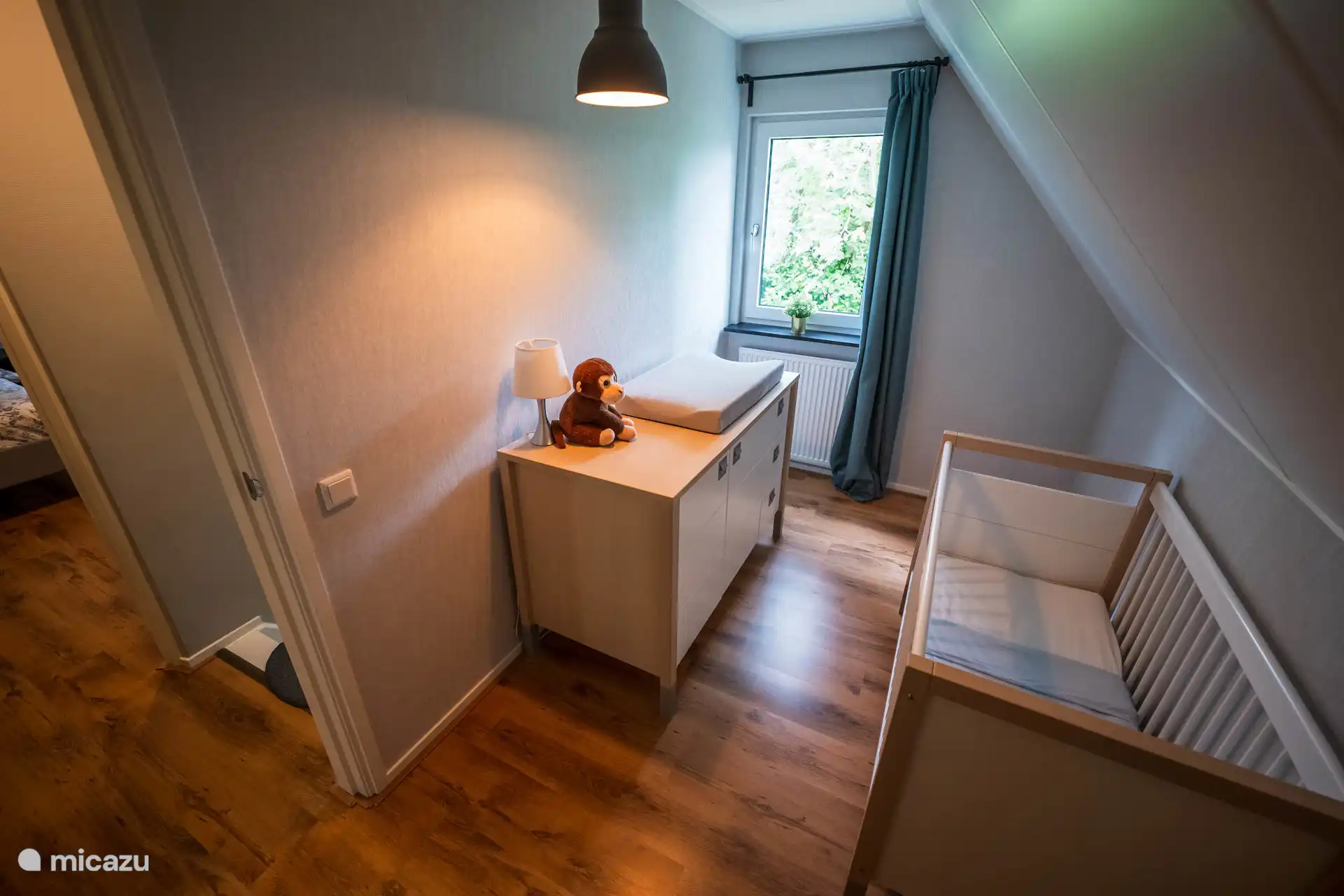 Kleines Schlafzimmer + Kinderbett