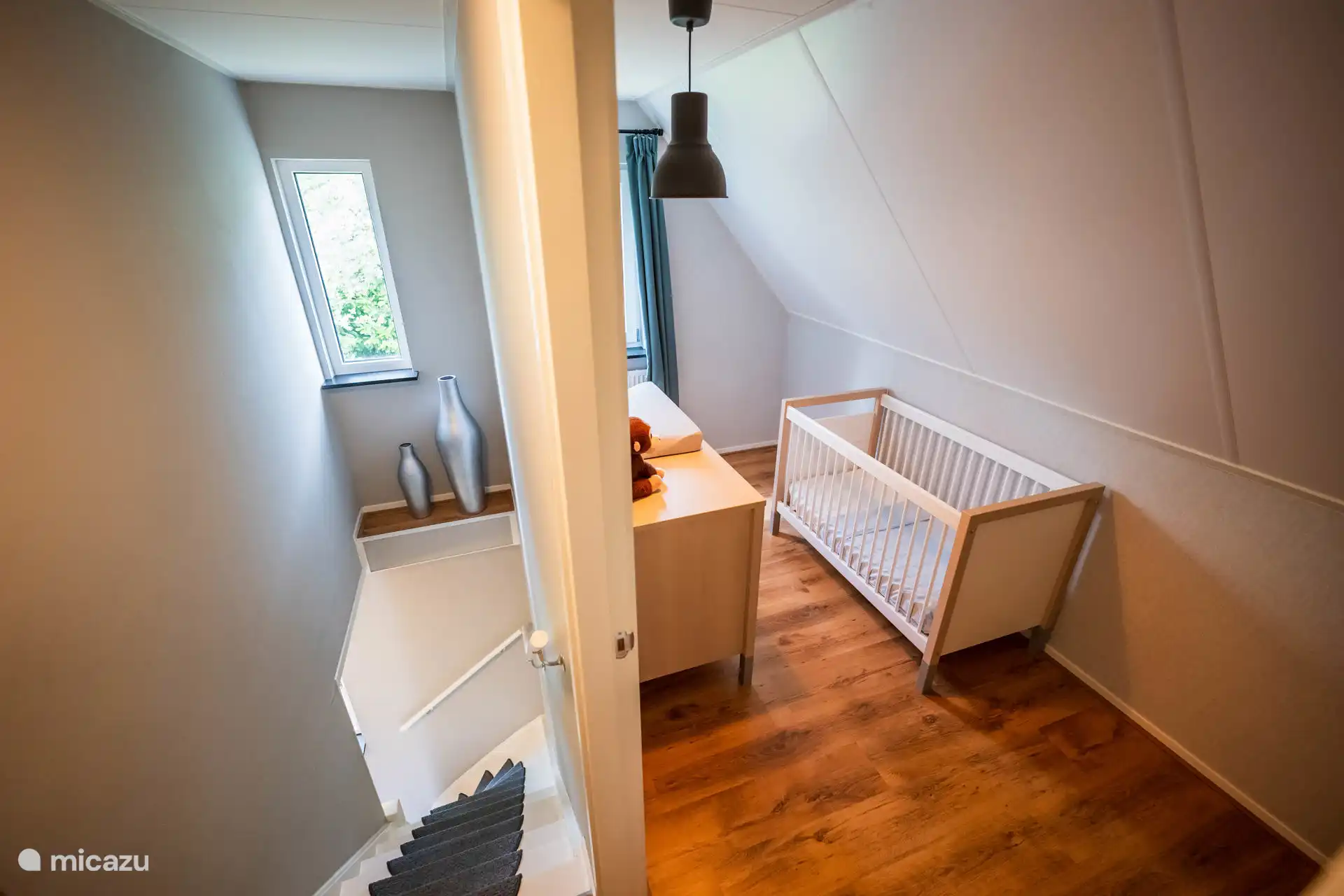 Kleines Schlafzimmer + Kinderbett