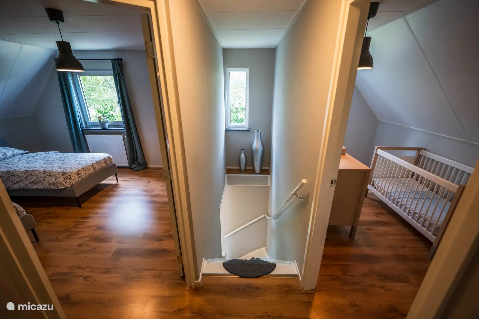 Treppenabsatz im Obergeschoss / Schlafzimmer mit 2 Einzelbetten / Schlafzimmer mit Kinderbett.