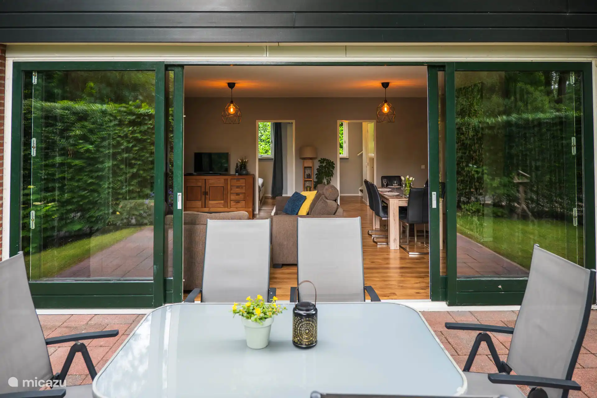 Vorgarten / Schiebetüren / Wohnzimmer