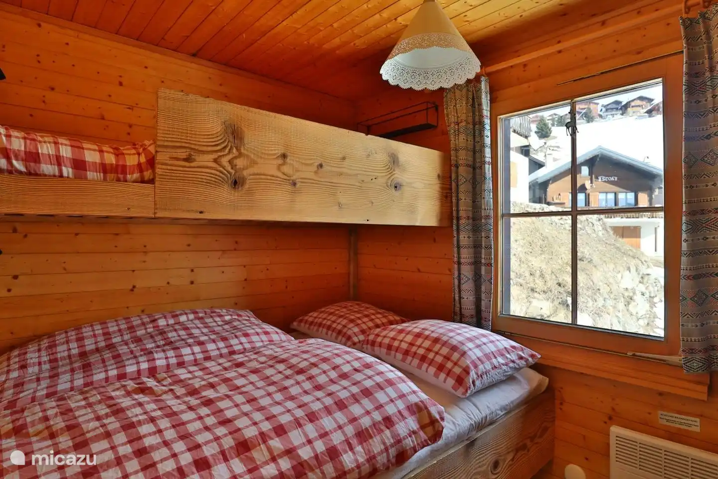 Slaapkamer 2 met een stapelbed waarvan het onderste bed een tweepersoonsbed is