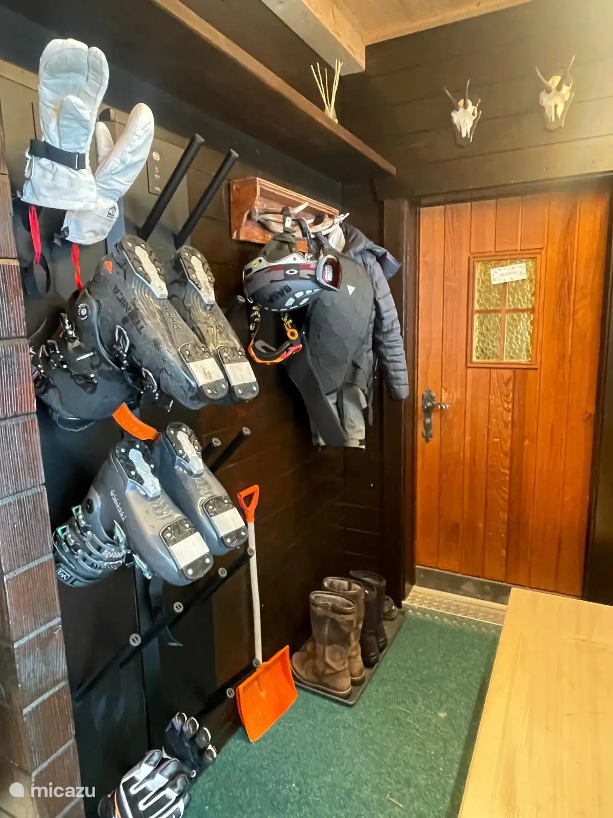 In de verwarmde vestibule vindt u een kledingkast en een laarzendroger. De centrale hal biedt extra comfort met een nieuwe skischoenverwarmer.