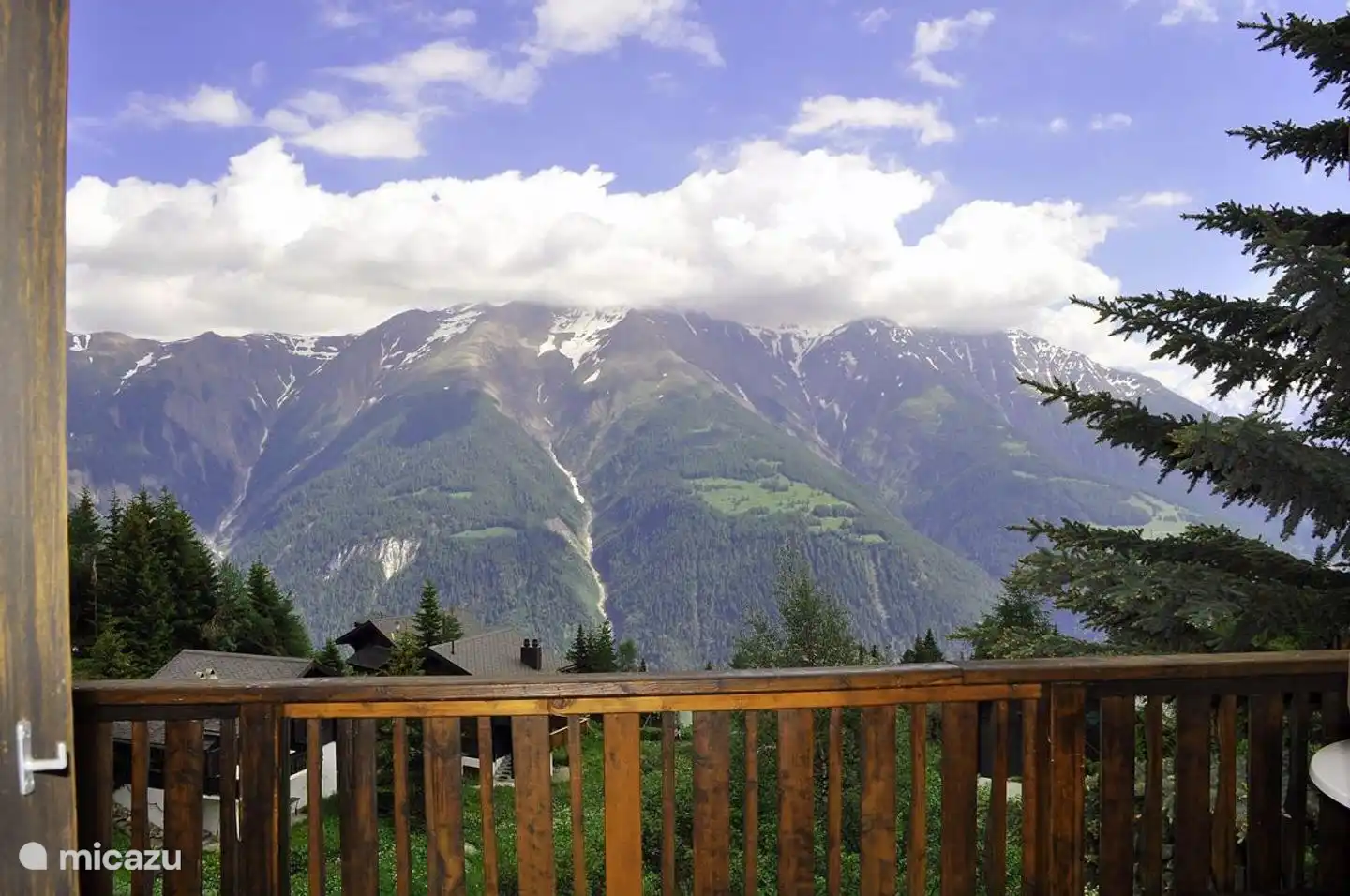 Am Bühel heeft een vrij uitzicht op de Walliser Alpen en het dal. Uitzicht Balkon