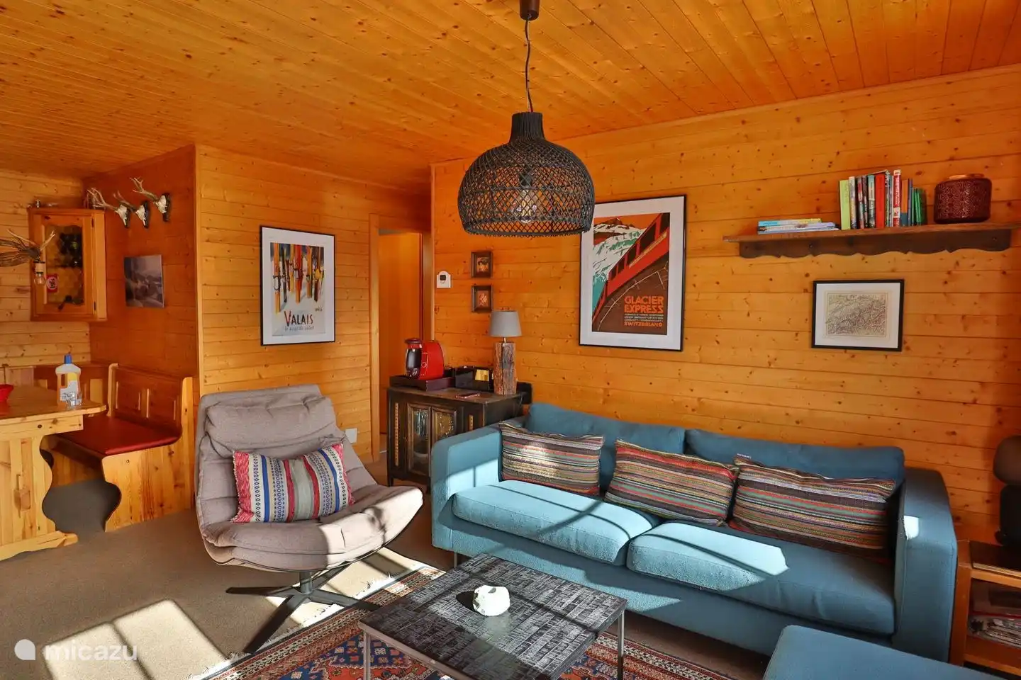 grote woonkamer met volledig gerenoveerde eikenhouten keuken in 18 met moderne inbouwapparatuur en een ouderwetse speksteenkachel, ruime comfortabele zithoek.