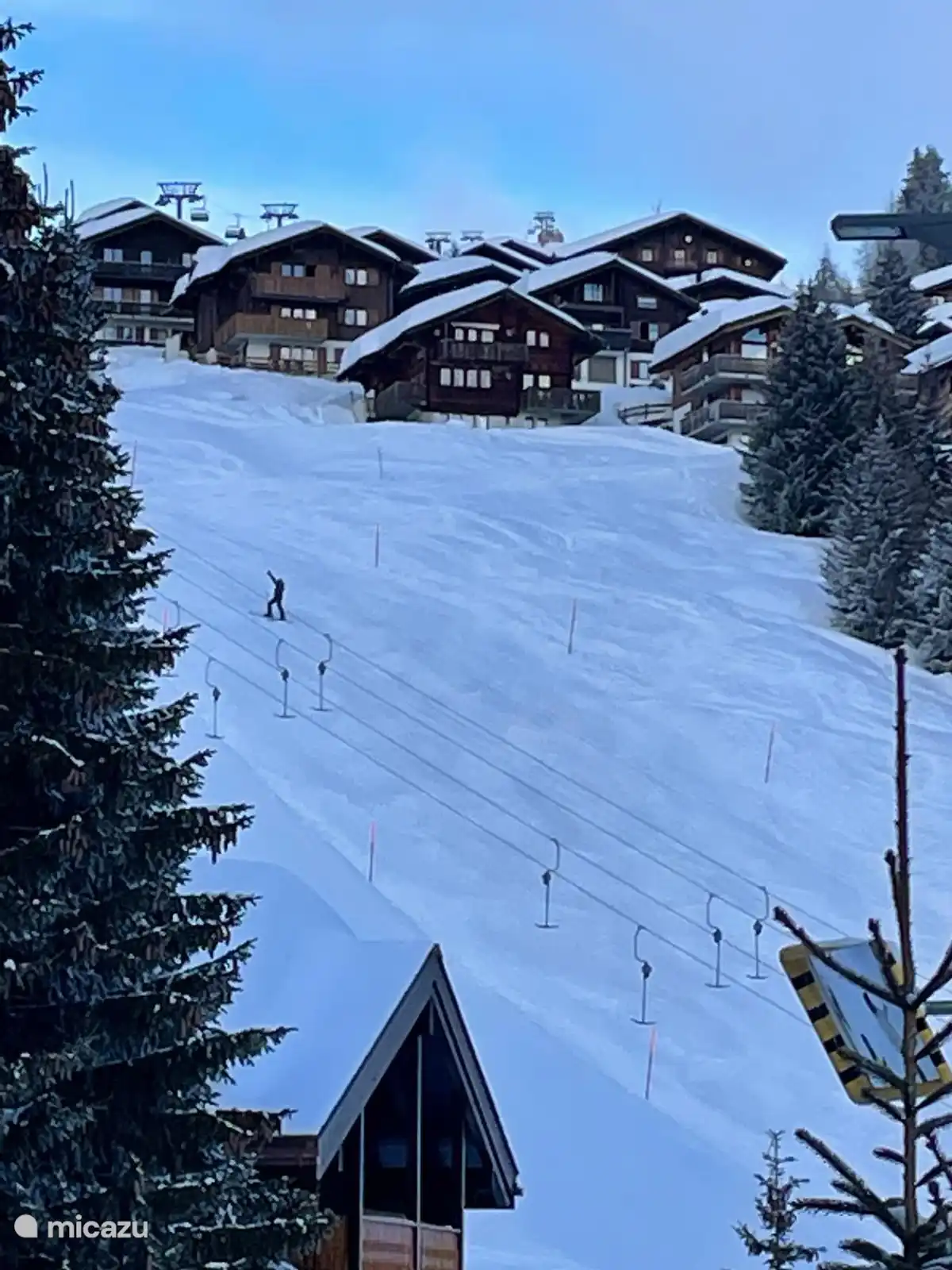 Chalet dat je direct vanaf de kunt bereiken. De perfecte locatie (direct bij de sleeplift, hellende lift en de wandelpaden) 