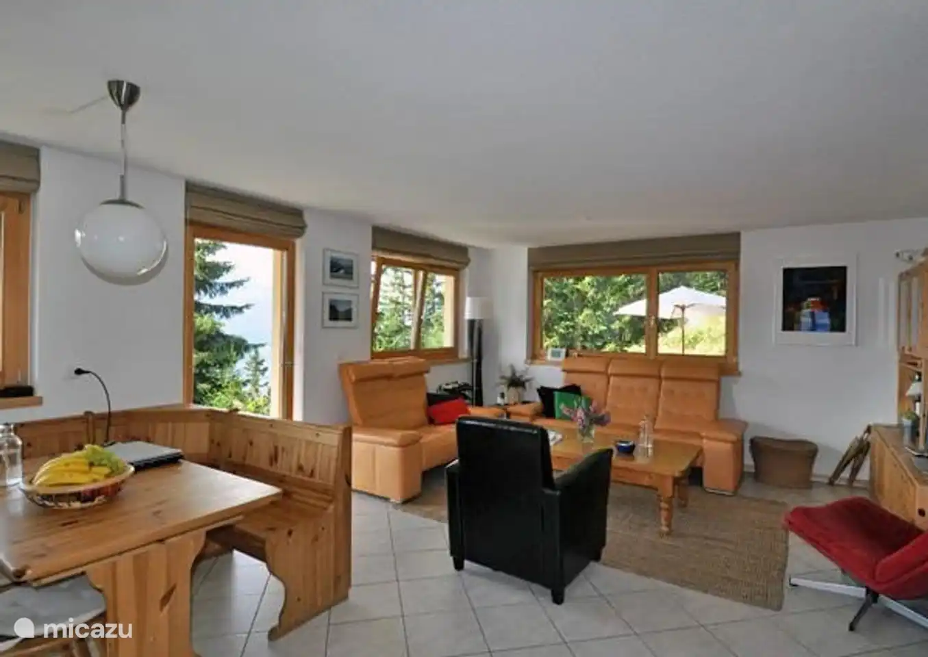 Het nieuwe huis Bettmerlodge met 3 verdiepingen, in de wijk Alpmatten, ligt aan de rand van het bos, op een zonnige locatie op het zuiden - ideaal voor een heerlijke zomervakantie.

De lichte benedenwoning is gezellig ingericht met vaatwasser en wasmachine en heeft twee terrassen (zuid en west) met bloemenweide en tuin