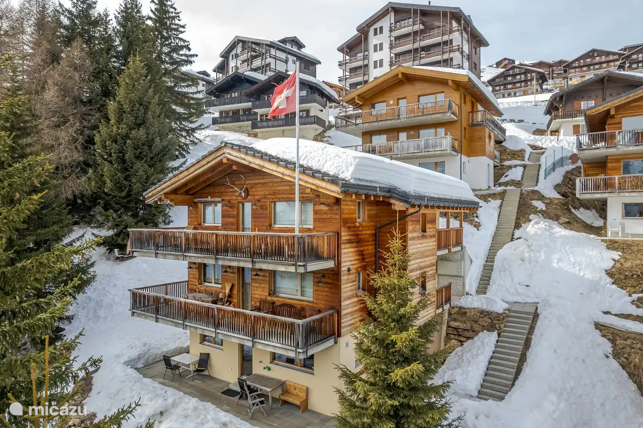 Het nieuwe huis Bettmerlodge met 3 verdiepingen, in de wijk Alpmatten, ligt aan de rand van het bos, op een zonnige locatie op het zuiden - ideaal voor een heerlijke zomervakantie.