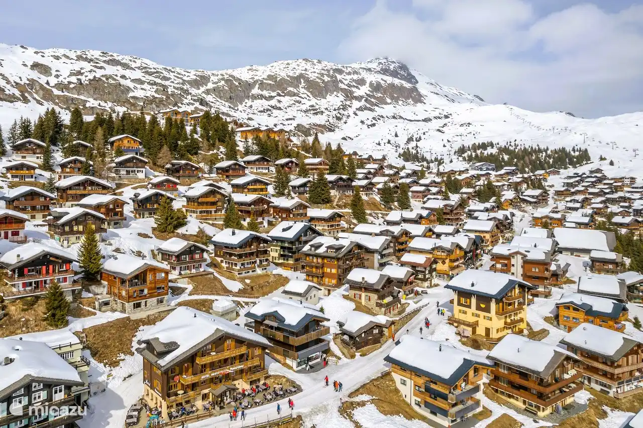Het nieuwe huis Bettmerlodge met 3 verdiepingen, in de wijk Alpmatten, ligt aan de rand van het bos, op een zonnige locatie op het zuiden - ideaal voor een heerlijke zomervakantie.