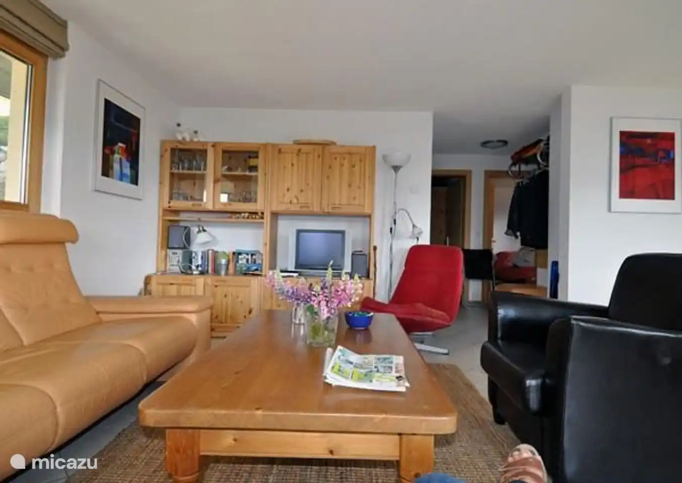 Het lichte appartement op de begane grond is netjes ingericht met een vaatwasser en wasmachine en heeft twee terrassen (zuid en west) met een bloemenweide en een tuingrill.