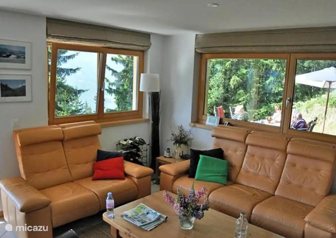 Het lichte appartement op de begane grond is netjes ingericht met een vaatwasser en wasmachine en heeft twee terrassen (zuid en west) met een bloemenweide en een tuingrill.