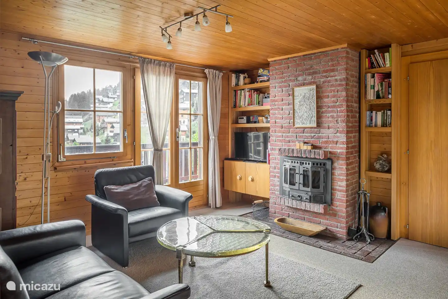 Woonkamer/open haard met open keuken eethoek