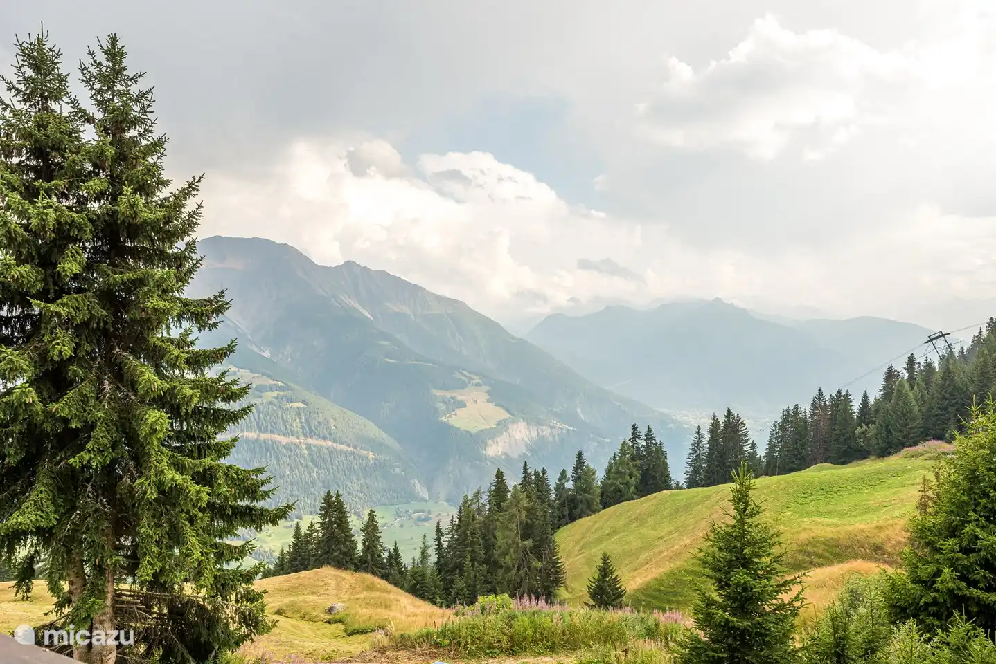 Het chalet is zeer rustig gelegen op een fantastische panoramische locatie met vrij uitzicht op de Walliser Alpen tot aan de Matterhorn.