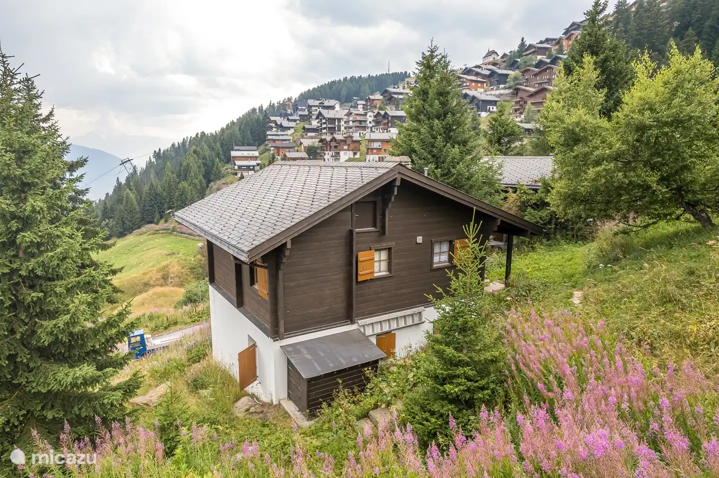 Het chalet is zeer rustig gelegen op een fantastische panoramische locatie met vrij uitzicht op de Walliser Alpen tot aan de Matterhorn.