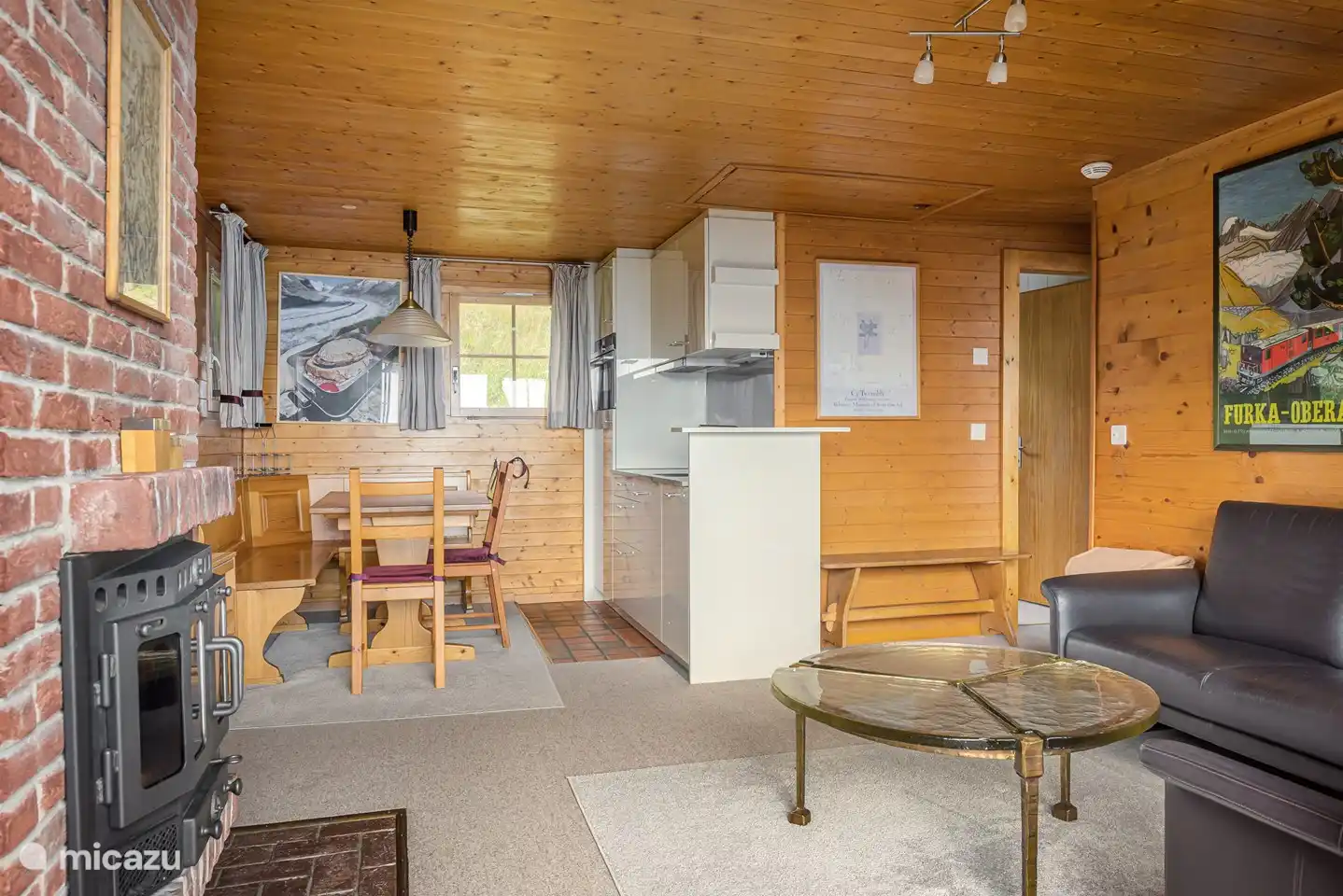 Woonkamer/open haard met open keuken eethoek