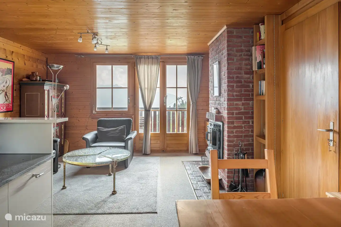 Woonkamer/open haard met open keuken eethoek