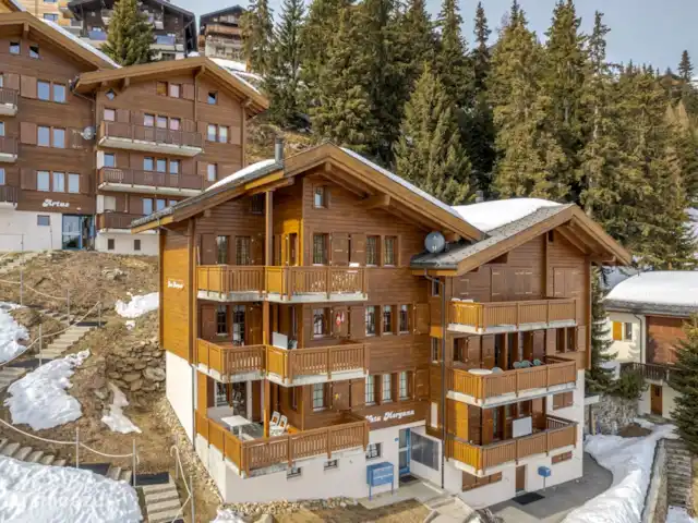 Location de Vacances Suisse, Valais, Bettmeralp, appartement - Fata Morgana 6 Calme et central dans les Alpmatten, à environ 510 m de la station de téléphérique, à environ 15 minutes à pied. Non loin de l'ascenseur de liaison piétonne vers le village, directement sur la route qui descend dans la vallée, qui en hiver devient une piste, menant au téléski à proximité et au sentier de randonnée d'hiver jusqu'à Betten.
Appartement 2 1/2 pièces mansardé