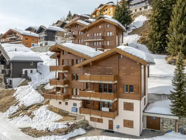 Location de Vacances Suisse, Valais, Bettmeralp, appartement - Fata Morgana 6 Calme et central dans les Alpmatten, à environ 510 m de la station de téléphérique, à environ 15 minutes à pied. Non loin de l'ascenseur de liaison piétonne vers le village, directement sur la route qui descend dans la vallée, qui en hiver devient une piste, menant au téléski à proximité et au sentier de randonnée d'hiver jusqu'à Betten.
Appartement 2 1/2 pièces mansardé