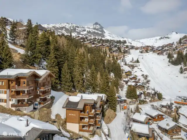 Location de Vacances Suisse, Valais, Bettmeralp, appartement - Fata Morgana 6 Calme et central dans les Alpmatten, à environ 510 m de la station de téléphérique, à environ 15 minutes à pied. Non loin de l'ascenseur de liaison piétonne vers le village, directement sur la route qui descend dans la vallée, qui en hiver devient une piste, menant au téléski à proximité et au sentier de randonnée d'hiver jusqu'à Betten.
Appartement 2 1/2 pièces mansardé