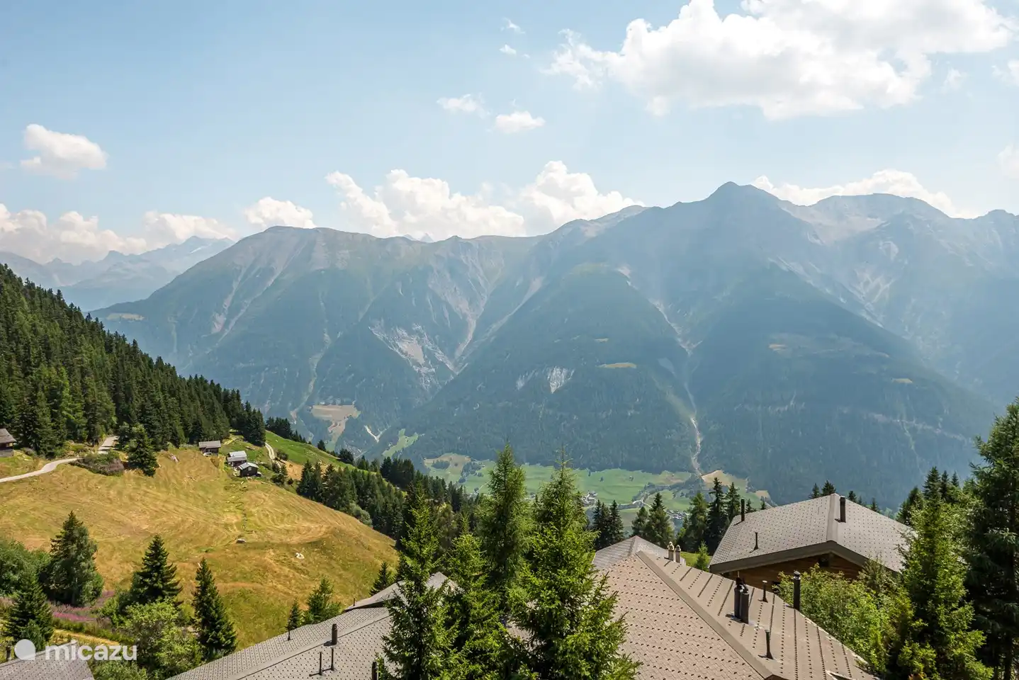 The house, with storage room, faces south, with unobstructed views of the mountains opposite and the Valais 4000-thousanders.