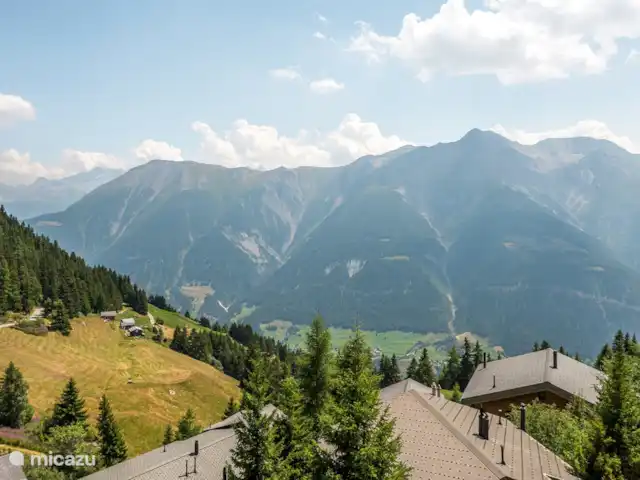 Location de Vacances Suisse, Valais, Bettmeralp, appartement - Fata Morgana 6 La maison, avec débarras, est orientée plein sud, avec une vue imprenable sur les montagnes d'en face et le Valais 4000 milles.