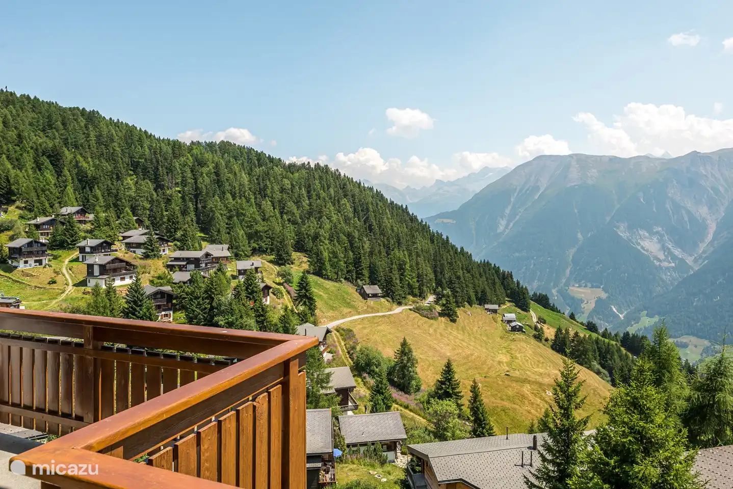 The house, with storage room, faces south, with unobstructed views of the mountains opposite and the Valais 4000 thousand.