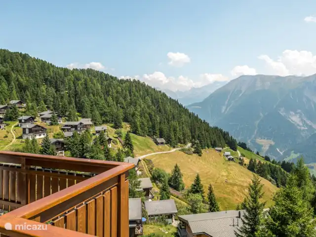 Location de Vacances Suisse, Valais, Bettmeralp, appartement - Fata Morgana 6 La maison, avec débarras, est orientée plein sud, avec une vue imprenable sur les montagnes d'en face et le Valais 4000 milles.