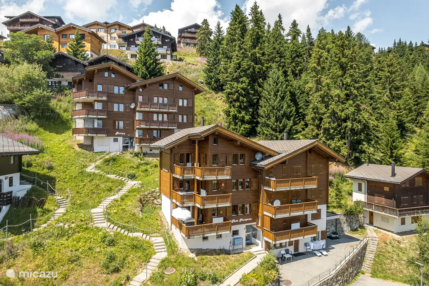 Quiet and central in the Alpmatten, about 510 m from the cable car station, about 15 minutes on foot. Not far from the pedestrian connection lift to the village, directly on the road leading down into the valley, which in winter becomes a piste, leading to the nearby ski lift and the winter hiking trail to Betten.

2 1/2 room attic apartment