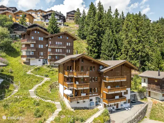 Location de Vacances Suisse, Valais, Bettmeralp, appartement - Fata Morgana 6 Calme et central dans les Alpmatten, à environ 510 m de la station de téléphérique, à environ 15 minutes à pied. Non loin de l'ascenseur de liaison piétonne vers le village, directement sur la route qui descend dans la vallée, qui en hiver devient une piste, menant au téléski à proximité et au sentier de randonnée d'hiver jusqu'à Betten.
Appartement 2 1/2 pièces mansardé