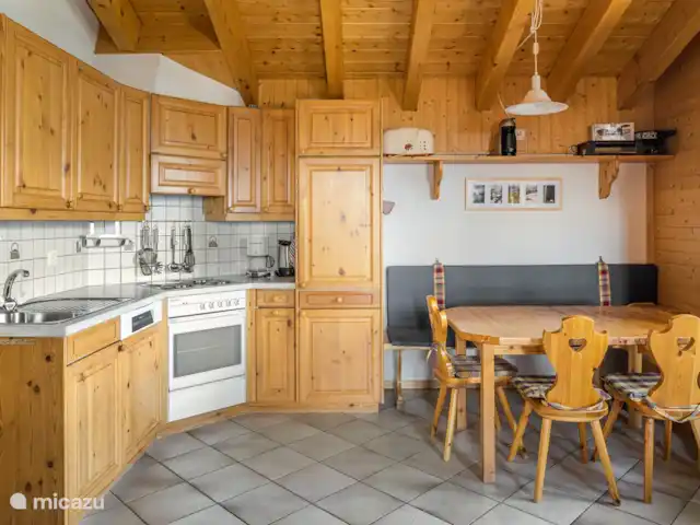 Location de Vacances Suisse, Valais, Bettmeralp, appartement - Fata Morgana 6 Appartement de 2 pièces et demi sur 2 étages.
Entrée;
Séjour avec cuisine ouverte et balcon sud-ouest