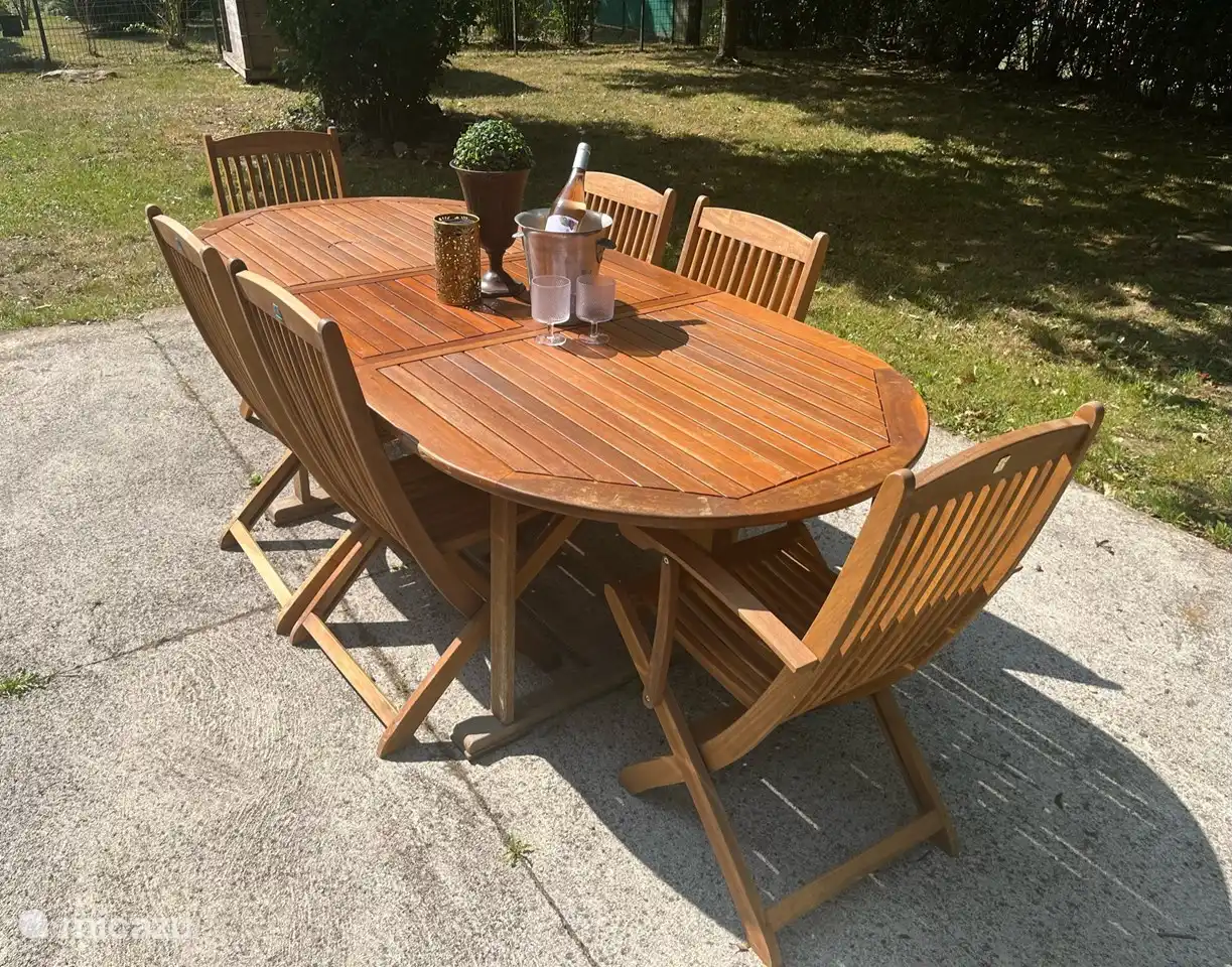 Außentisch im Garten vor dem Ferienhaus