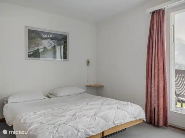 Location de Vacances Suisse, Valais, Fiesch, appartement - Kirschstein OG Chambres avec 2 lits chacune, placard et table de chevet/lampe et prises de courant.