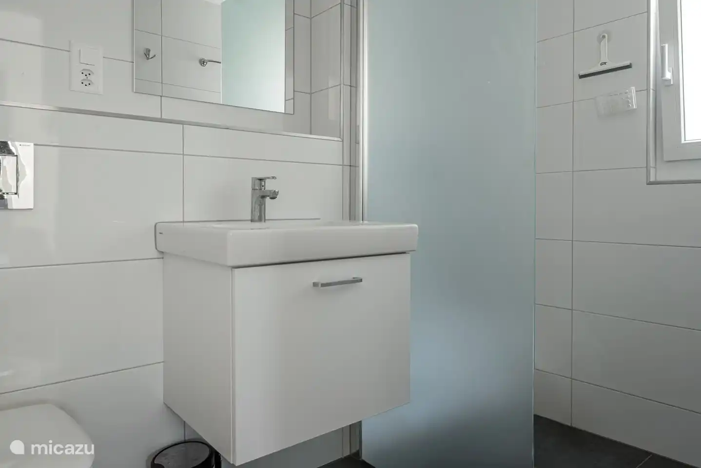 Salle d'eau (neuve) avec WC, lavabo et douche à l'italienne.