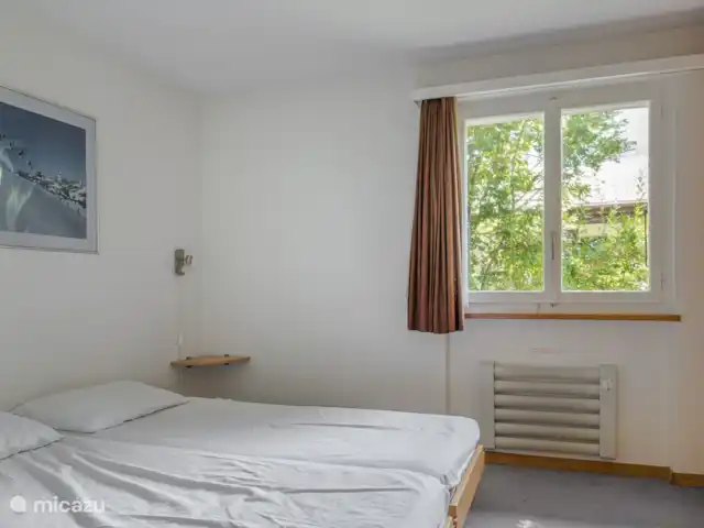 Location de Vacances Suisse, Valais, Fiesch, appartement - Kirschstein OG Chambres avec 2 lits chacune, placard et table de chevet/lampe et prises de courant.