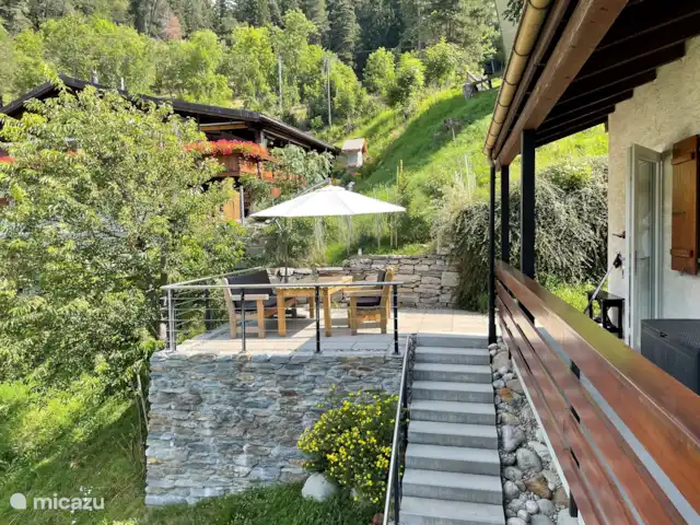 Location de Vacances Suisse, Valais, Fiesch, appartement - Kirschstein OG La chambre haute dispose d'une terrasse avec chaises de jardin