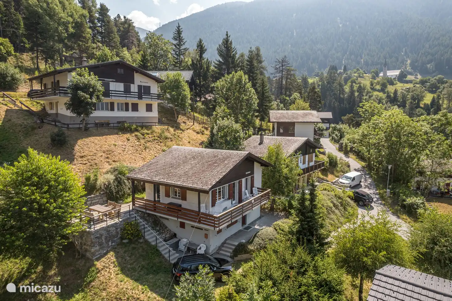 Balcon à l'avant et terrasse avec chaises de jardin de part et d'autre de la chambre haute